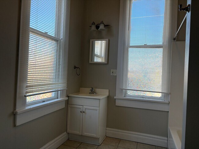 Building Photo - Beautiful Downtown Apartment