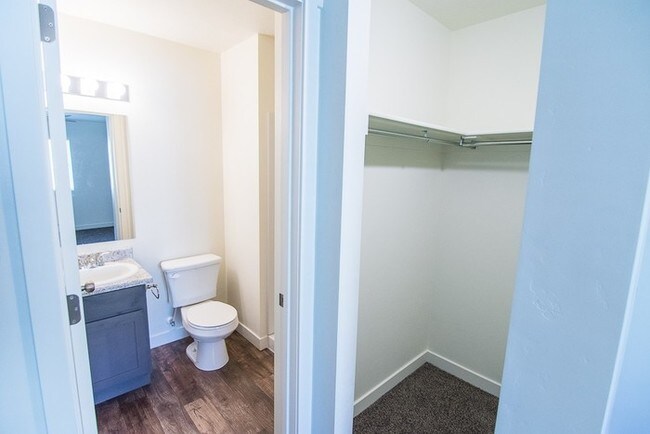 Building Photo - THE LOCHS! Gorgeous Townhome