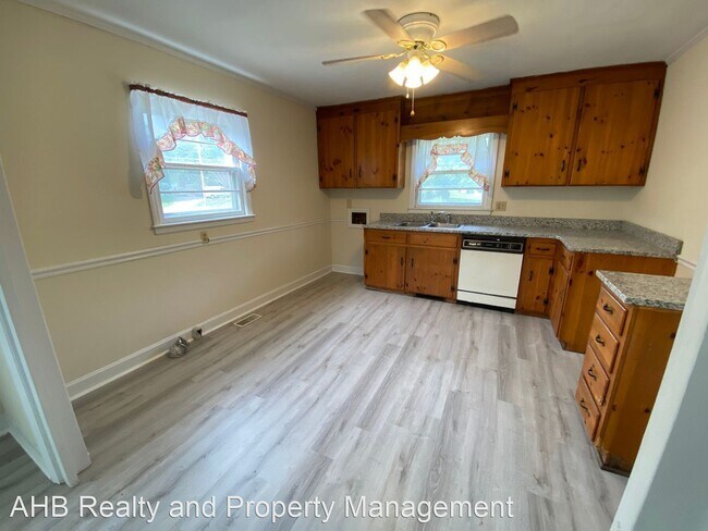 Building Photo - 3 br, 2 bath House - 209 Meadowbrook Dr.