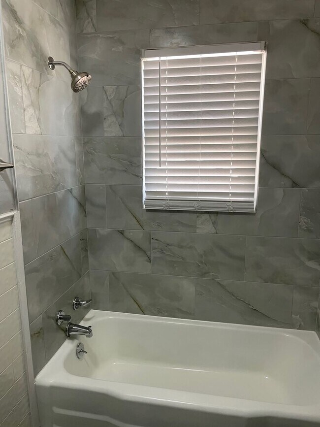 Building Photo - 1095