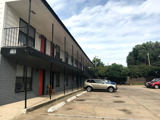 Building Photo - 3511 N Nesbitt Ave