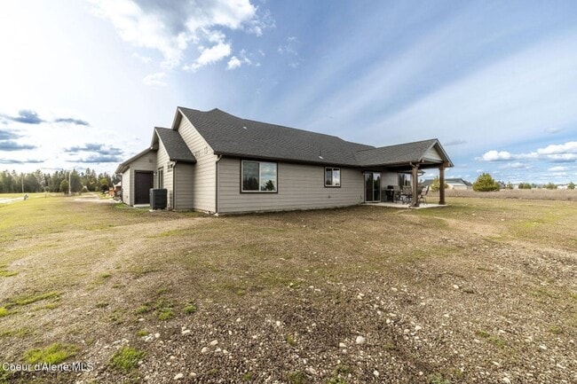 Building Photo - Beautiful home on 5 Acres