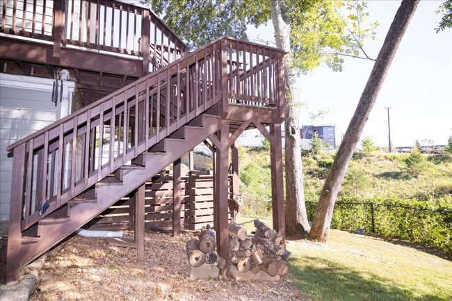 Building Photo - Spacious 4/3.5 in Highly Sought-After Buck...