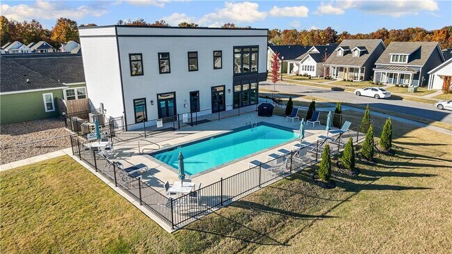 Building Photo - 923 NE Hts Ln