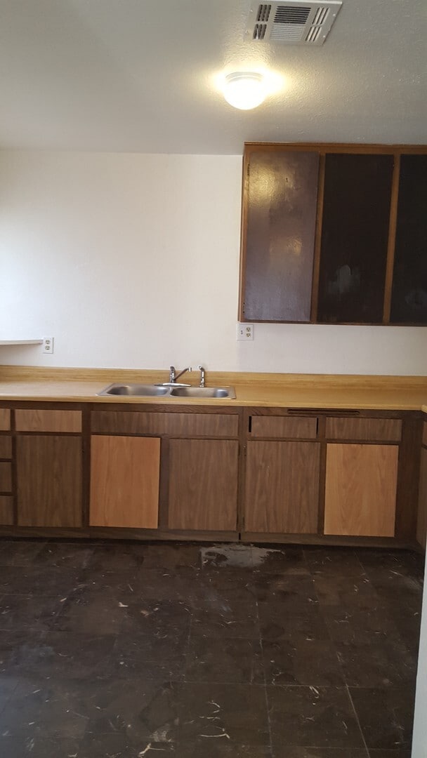 Building Photo - Single story 2 bedroom home.