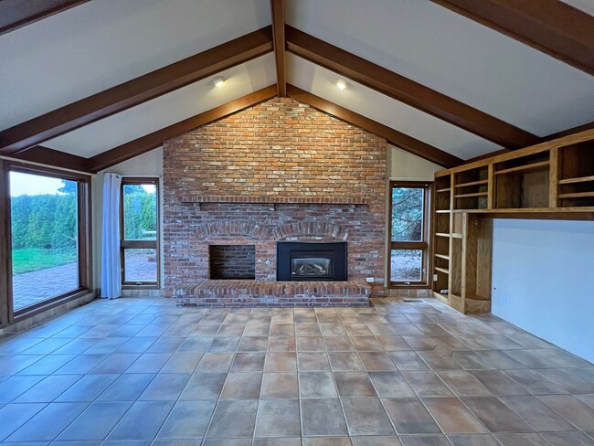 Building Photo - Gated Sound view home Des Moines area, 4 bed plus den 2.5 bath 3900 s/f, Available NOW!!!