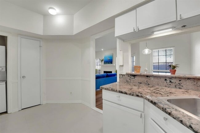 Building Photo - 1700 Amelia Ct