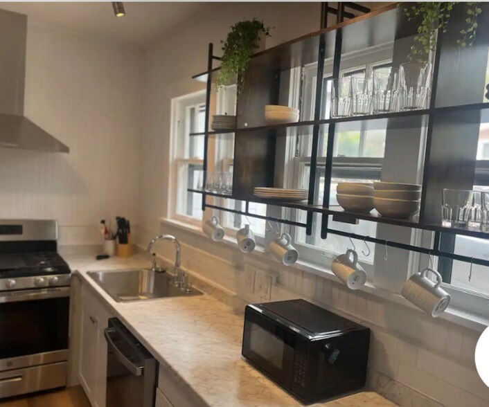 Building Photo - 167 Crest St