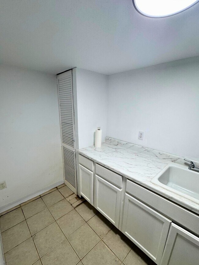 Building Photo - 548 Radnor Ave