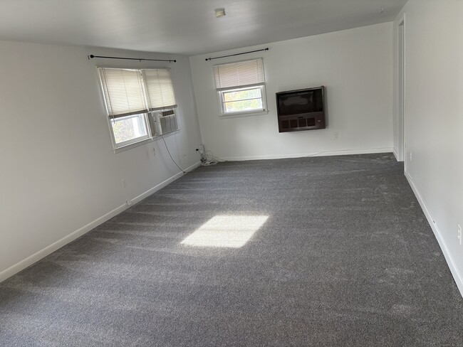 Building Photo - 255 Fairfield Woods Rd