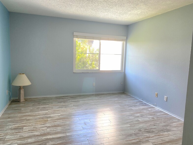 Building Photo - 729 Capri Isles Blvd