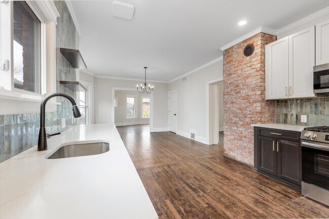 Building Photo - 715 Gladstone Ave