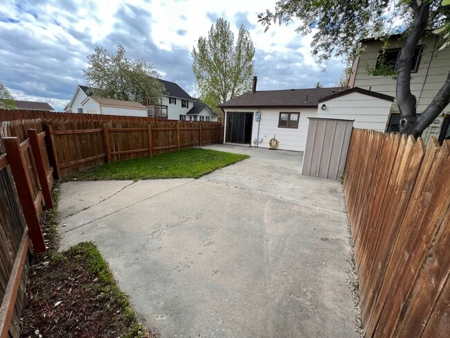 Building Photo - 1 Bedroom 1 Bath Townhouse in Great Neighborhood