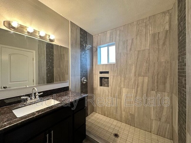 Building Photo - 1802 E Hubbell St