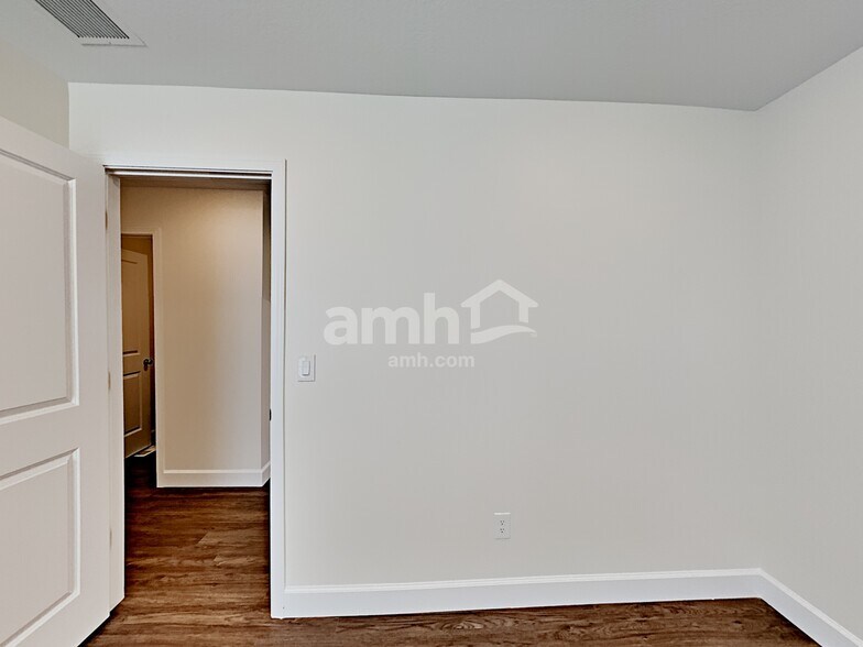 Building Photo - 2444 S Wild Horse Way