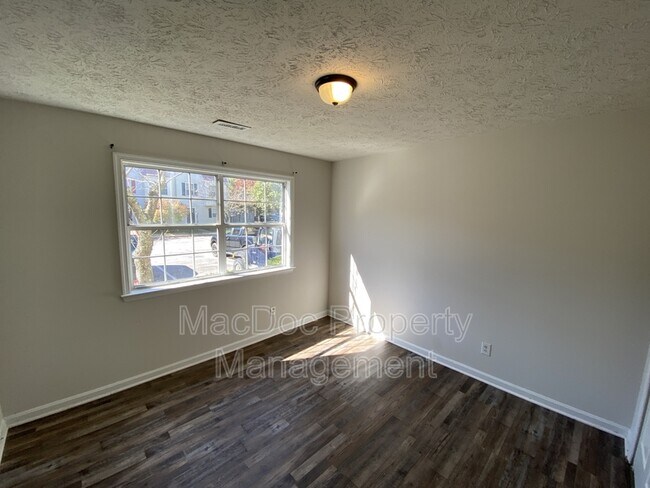 Building Photo - 105 Raquel Ct