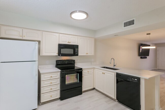 Building Photo - 2 bed + den 2 bath condo, just 2.5 miles from the beach!