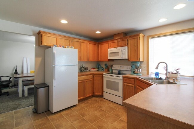 Building Photo - 4 Bed/2.5 Bath House in West Pasco