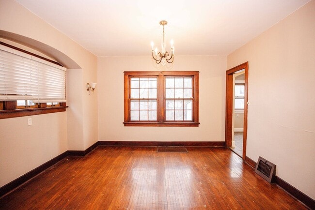 Building Photo - Three bedroom one bath home available for rent located in Library Disctrict West Toledo!