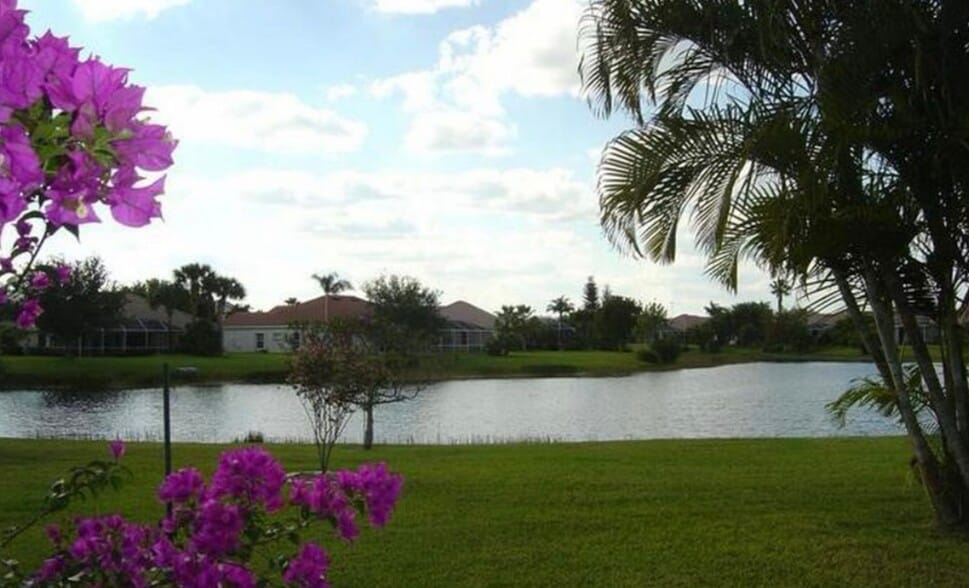 Building Photo - 895 SW Lake Charles Cir