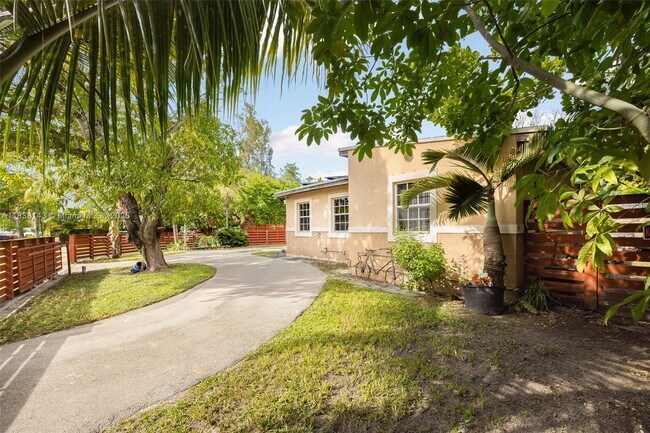Primary Photo - 6401 SW 63rd Ct