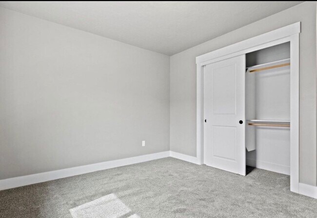 Building Photo - 465 S 3rd E St