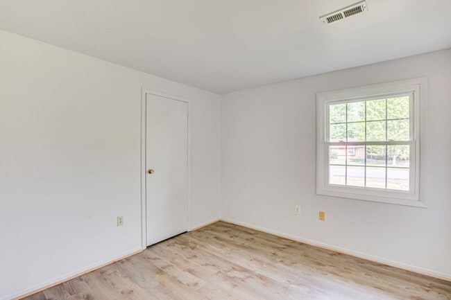 Building Photo - 825 Barkley Dr