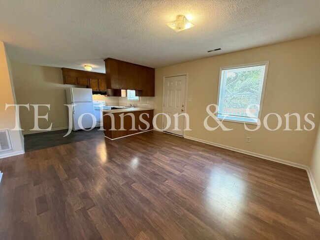 Building Photo - Comfortable Living with Included Utilities on Oakshire