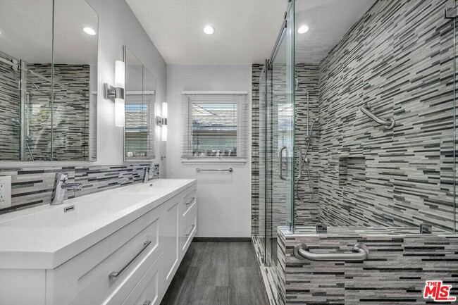 Building Photo - 11118 Franklin Ave