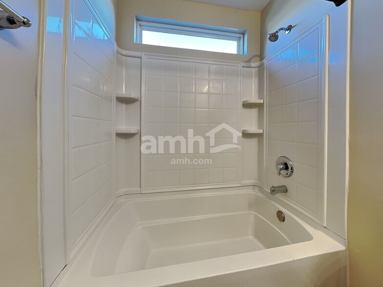 Building Photo - 170 Lake Pointe Dr