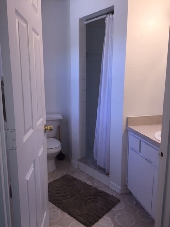 Building Photo - Spacious 4BR House in Tampa