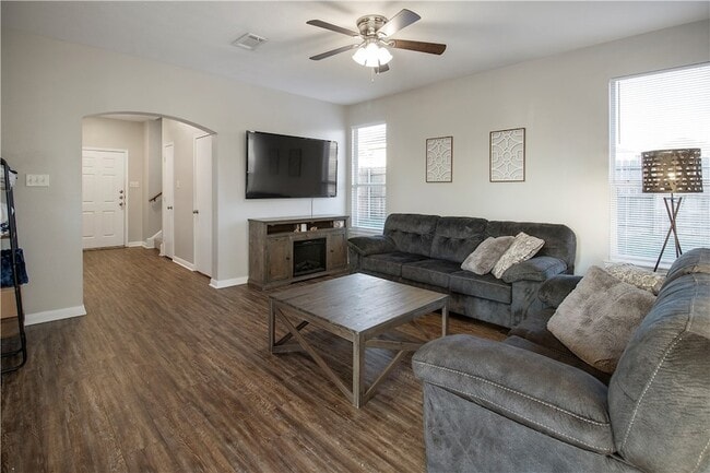 Building Photo - 2903 McLaren Dr