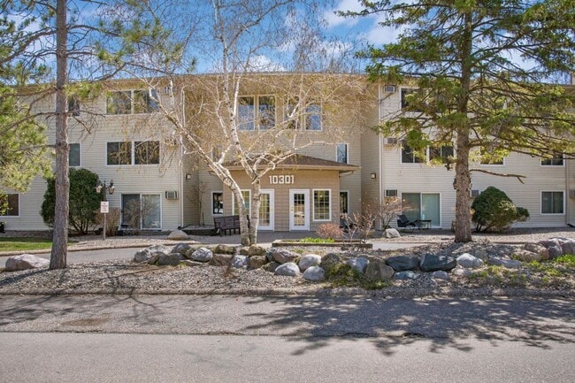 Building Photo - Updated 2bd/1ba Condo w/ Pool & Heated Par...
