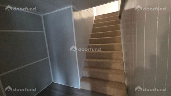 Building Photo - 418 River St