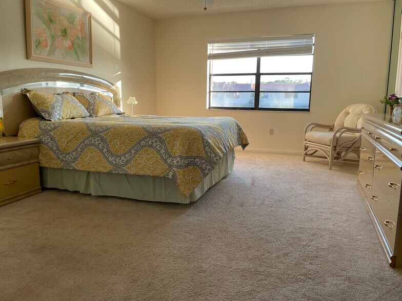 Building Photo - 7911 Eastlake Dr