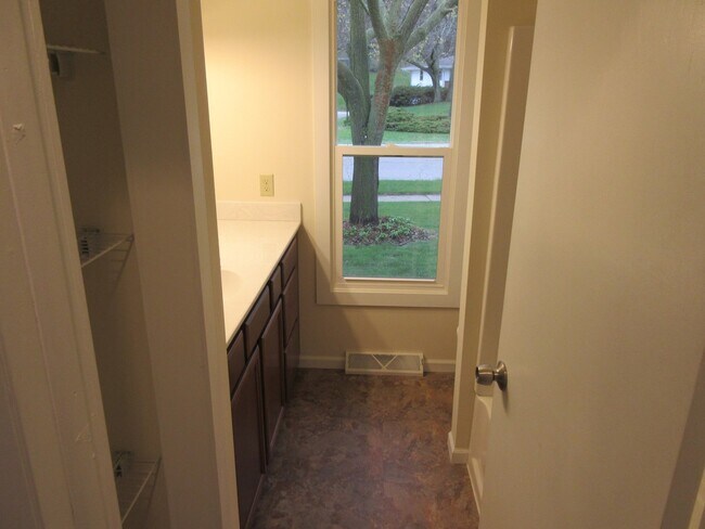 Building Photo - 428