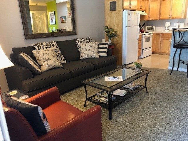 Building Photo - Furnished Condo NW Bend