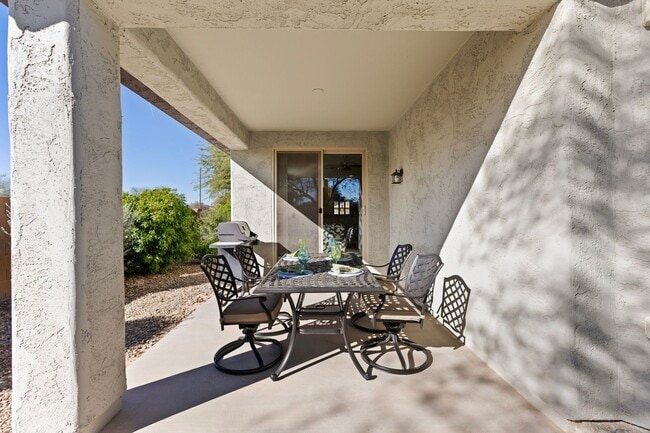 Building Photo - Stunning 2 bed 2 bath within walking distance to community center!