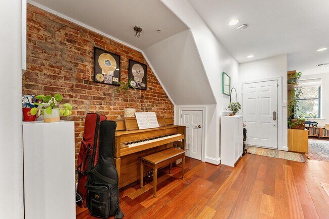 Building Photo - 1105 Park Rd NW