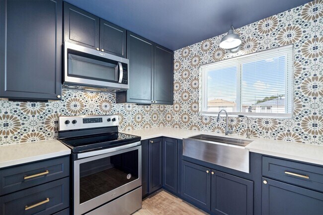 Building Photo - 370 Ling St