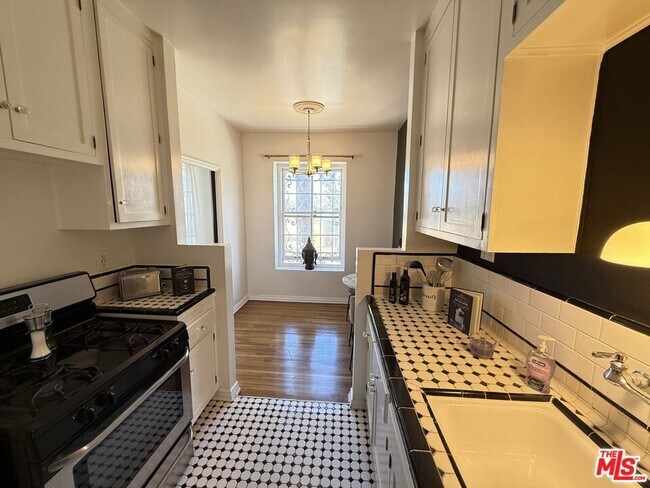 Building Photo - 640 S Bronson Ave