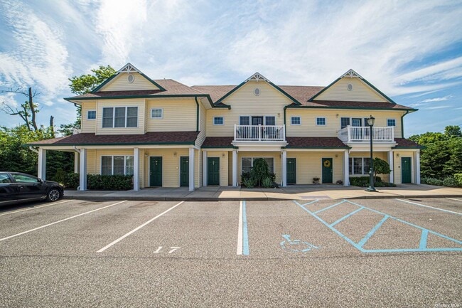 Building Photo - 975 Main St