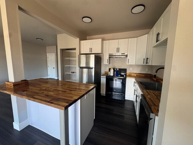 Building Photo - Modern 3 bedroom townhouse