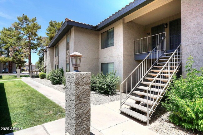 Building Photo - 1402 E Guadalupe Rd