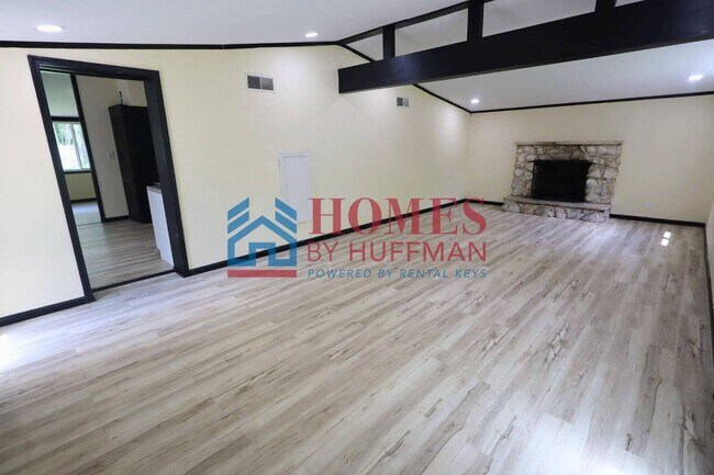 Building Photo - Three Bedroom | Detached Garage