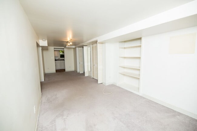 Building Photo - 2026/2027 JHU off-campus Renovated Charles Village 5bd/2ba w/ W/D & CAC Available 6/9/26