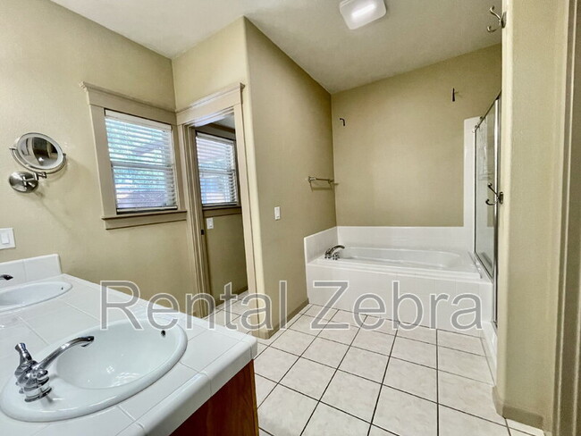 Building Photo - 233 Craftman Ct