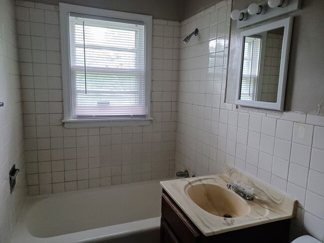 Building Photo - Cozy 3 bedroom, 1 bath home on Northeast side