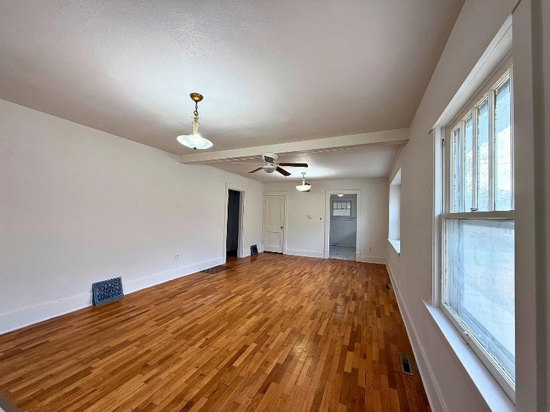 Building Photo - 904 E Ash St