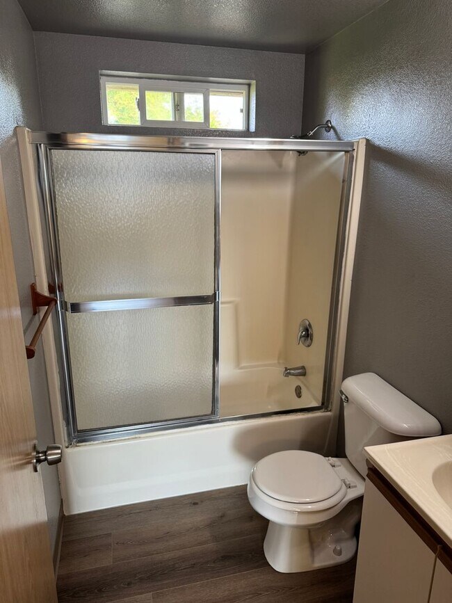 Building Photo - Freshly updated 3 bedroom 2 bathroom duple...